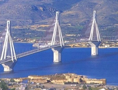 Πείσθηκε να μην αυτοκτονήσει ο 35χρονος που απειλούσε να πέσει από την γέφυρα Ρίου-Αντιρρίου